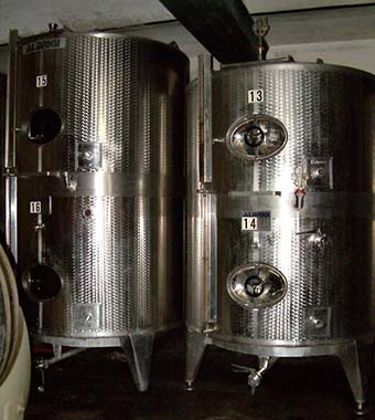 Die Weißweintanks im Weinkeller